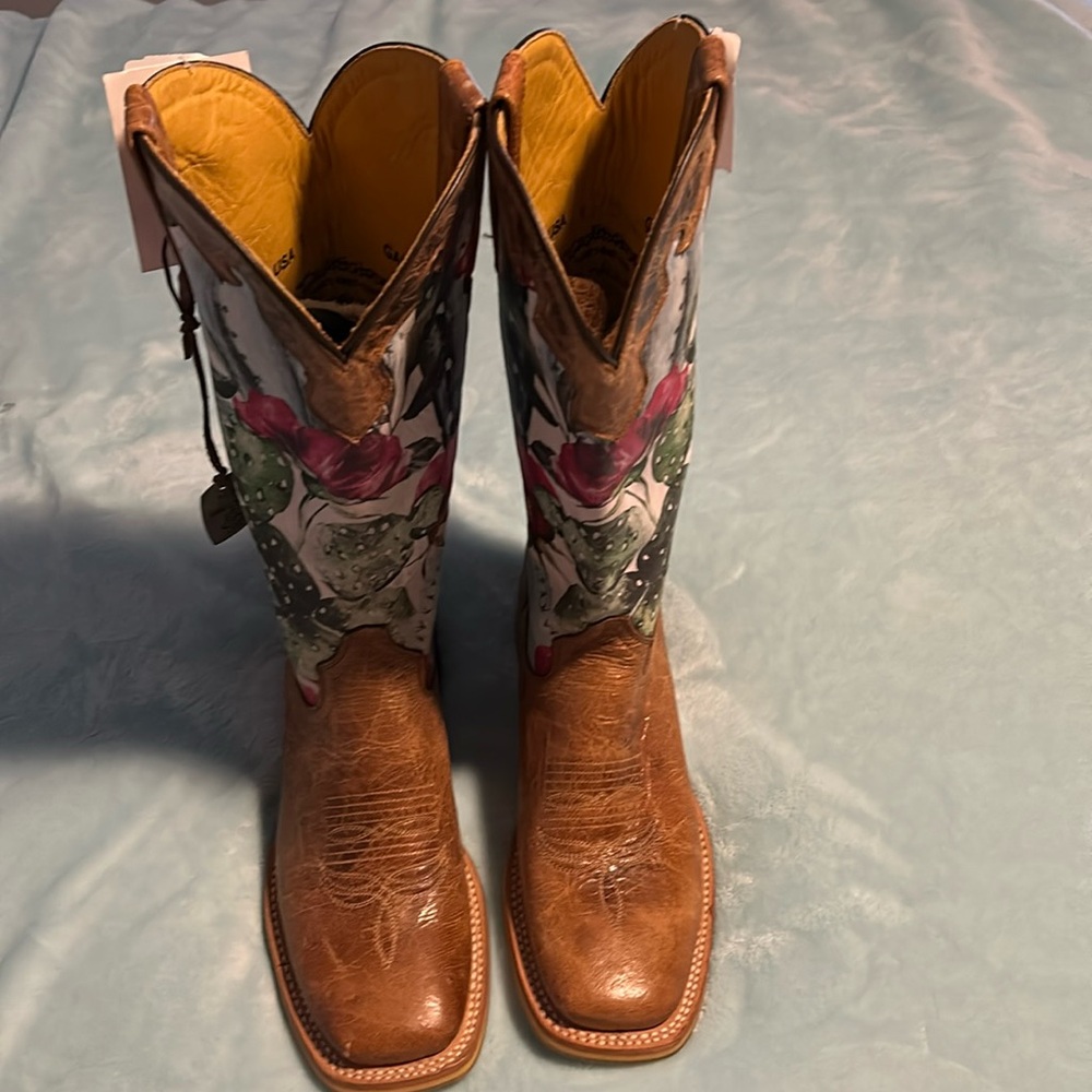 NWT beautiful Tin Haul boots size 9